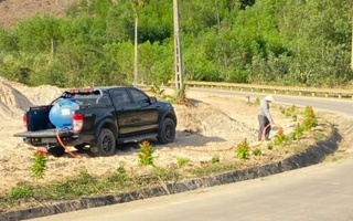 Xúc động chuyện chồng trồng 1 km phượng vĩ, 1.000 cây hoa hồng để tưởng nhớ vợ