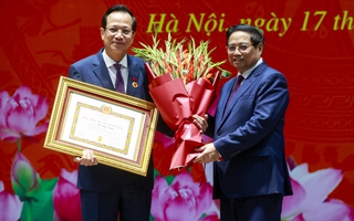 Thủ tướng trao Huy hiệu 40 năm tuổi Đảng tặng Bộ trưởng Đào Ngọc Dung
