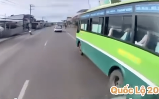 CLIP: Xe buýt “vượt ẩu” trên Quốc lộ 20, Đồng Nai