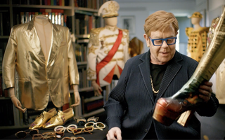 Danh ca Elton John tiết lộ mối liên kết sâu sắc và bền vững với vàng