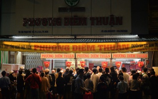 Đông nghẹt người xếp hàng mua bánh Trung thu ở tiệm bánh Phương Diêm Thuận