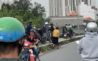Nhìn thấy bóng CSGT, đám đông xe máy "cuống cuồng quay đầu"