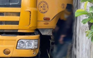 Tài xế bị xe tải mình vừa điều khiển ép tử vong