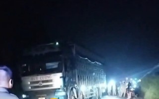 Xót xa hai vợ chồng tử vong, người con bị thương nặng sau khi lọt gầm xe tải