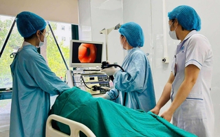 Chảy máu dạ dày vì thói quen thức khuya, xem điện thoại