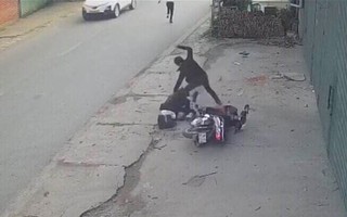 Nam thanh niên dùng dao tấn công, gây thương tích cho đôi nam, nữ trên đường phố