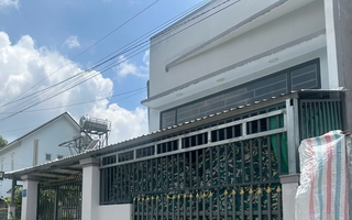 Người phụ nữ ở TP HCM mệt mỏi vì bị hàng xóm xây nhầm nhà trên đất của mình