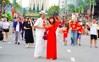 Người dân và du khách háo hức đổ về Quảng trường Tam Thắng chờ đêm hội "Ánh sao độc lập"
