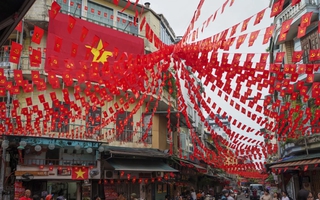 Ban công Hà Nội rực rỡ cờ hoa qua ống kính hãng tin quốc tế