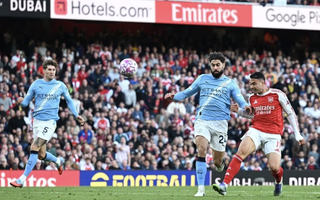 Arsenal và Man City níu chân nhau ở đại chiến, Liverpool hưởng lợi ngôi đầu