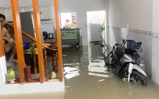 Đồng Nai nhiều nơi ngập nặng sau mưa lớn, xe ô tô lật ngang