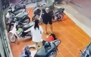 Nam thanh niên đánh ngã rồi liên tiếp đá vào người, đầu cô gái trước quán bi-a