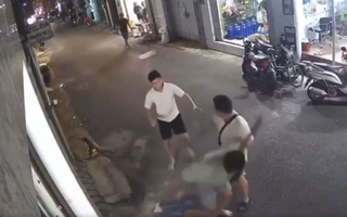Làm rõ vụ người đàn ông bị hai thanh niên đánh đến ngất xỉu giữa đường ở TP HCM