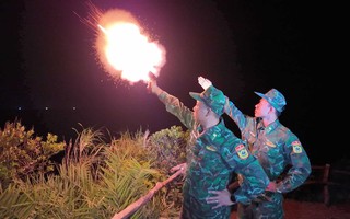 Bắn pháo hiệu kêu gọi tàu thuyền về nơi tránh trú an toàn