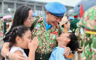Hình ảnh xúc động trong ngày lực lượng mũ nồi xanh sang Nam Sudan làm nhiệm vụ