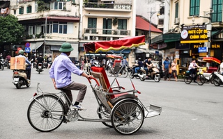 Hai tài xế xích lô bị tố "chặt chém" du khách nước ngoài