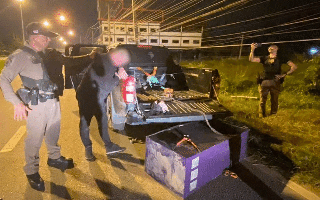 Lái xe không biển số, chạy ngược chiều, kéo trộm cây ATM ở Thái Lan