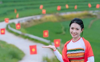 Du khách thích thú với đường cờ Tổ quốc đẹp như tranh vẽ ở Pù Luông
