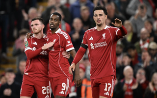Ekitike làm người hùng lẫn tội đồ, Liverpool chật vật vượt vòng 3 League Cup