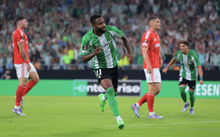 Antony chói sáng, Betis cầm chân Nottingham Forest trận mở màn Europa League