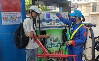 Giá xăng RON95 giảm 443 đồng/lít