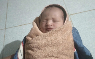Bé gái sơ sinh bị bỏ rơi sau vườn nhà dân