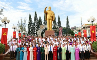 Khoảnh khắc thiêng liêng trước thềm Đại hội Đảng bộ TP Cần Thơ lần thứ I