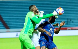 "Gã khổng lồ" trong khung thành nhà vô địch V-League