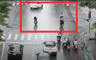 Hà Nội: Camera AI giám sát, người đi đường vẫn "hồn nhiên" vượt đèn đỏ, leo vỉa hè