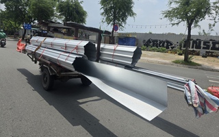 Những kiểu chở hàng "chết người" trên đường ở TP HCM