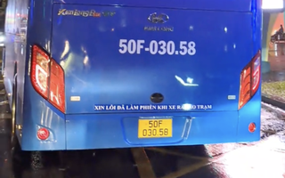 Xe buýt dừng đè vạch mắt võng ở trung tâm TP HCM, CSGT mời tài xế làm việc