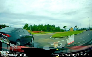 CLIP: Xe gắn biển xanh chạy ngược chiều, sang đường ẩu suýt gây tai nạn