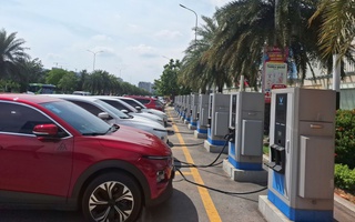 Dùng công cụ kinh tế để kiểm soát xe xăng