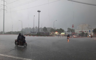 Bầu trời TP HCM tối sầm, mưa lớn trút xuống nhiều nơi