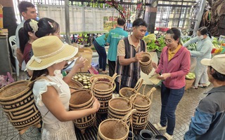 Người dân TP HCM hào hứng với quả chòi mòi tươi, bánh hạt kơ nia
