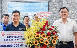 Vô địch giải cờ tướng thế giới, Lại Lý Huynh nhận thưởng nóng của TP HCM