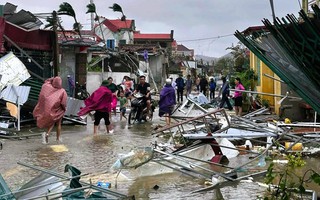 Lốc xoáy thổi bay nhiều mái nhà ở Thanh Hóa