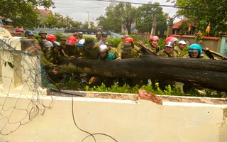 Tường sập trong bão số 10 đè thương vong cặp vợ chồng ở Thanh Hóa