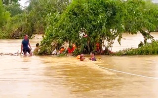 Cảnh sát căng dây, ngâm mình trong nước lũ giải cứu 22 người mắc kẹt trong bão số 10