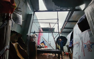 Quảng Trị sau bão số 10: Cột điện gãy đôi, nhà dân chỉ còn trơ khung