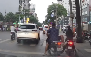 Xác định danh tính người đàn ông không đội mũ bảo hiểm còn húc xe, dọa đạp phụ nữ