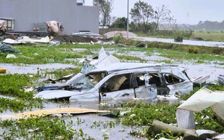 Ô tô bị thổi bay, sập mố cầu ở Thanh Hóa trong bão số 10