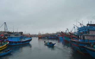 Tưởng bão số 10 đi qua, 13 ngư dân TP HCM trở lại tàu rồi gặp nạn