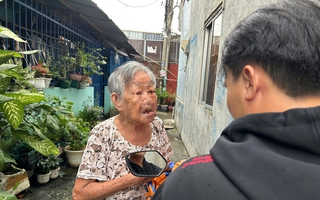 Người phụ nữ rải "bột lạ" xuống đường: Cơ quan chức năng làm việc với người thân