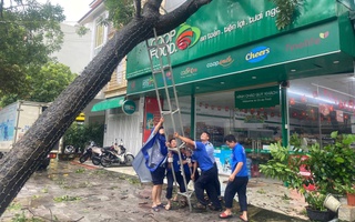 Giữa bão số 10, siêu thị tung gói bình ổn giá, giảm đến 33%