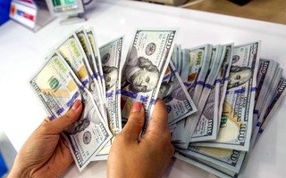 Vì sao tỉ giá tại Việt Nam tăng nhanh dù đồng USD quốc tế mất giá?
