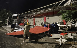 Bão số 10 (Bualoi): Gió quần thảo dữ dội, cây xanh ngã đổ ở miền Trung