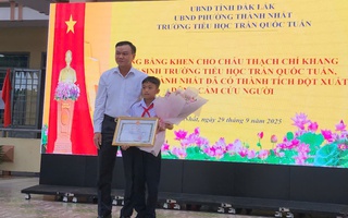 Đắk Lắk khen thưởng, trao sổ tiết kiệm cho học sinh cứu bạn trong vụ thảm án 3 người chết