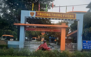 Đón học sinh đến lớp sau bão số 10, trường học bất ngờ cho về vì "rắc rối"