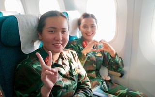 Chuyến bay đặc biệt đưa các nữ chiến sĩ trở về TP HCM sau khi hoàn thành nhiệm vụ A80